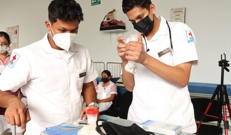 Fotografía de Alumnos de Bachillerato Técnico en Enfermería General de la Escuela de Enfermería de la Cruz Roja Morelos en Cuernavaca