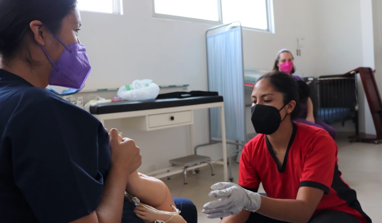 Alumnos de la carrera en salud reproductiva y partería de la Escuela de la Cruz Roja en Cuernavaca realizando prácticas