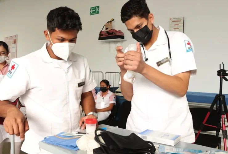 Fotografía de Alumnos de Bachillerato Técnico en Enfermería General de la Escuela de Enfermería de la Cruz Roja Morelos en Cuernavaca