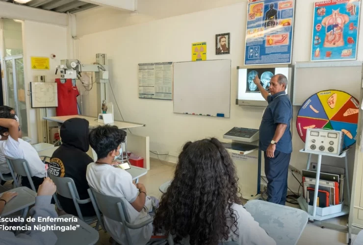 Fotografía de Alumnos de Bachillerato Técnico en Radiología e Imagen de la Escuela de Enfermería de la Cruz Roja Morelos en Cuernavaca