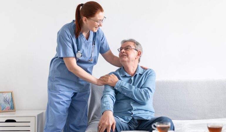 Medico con una persona mayor