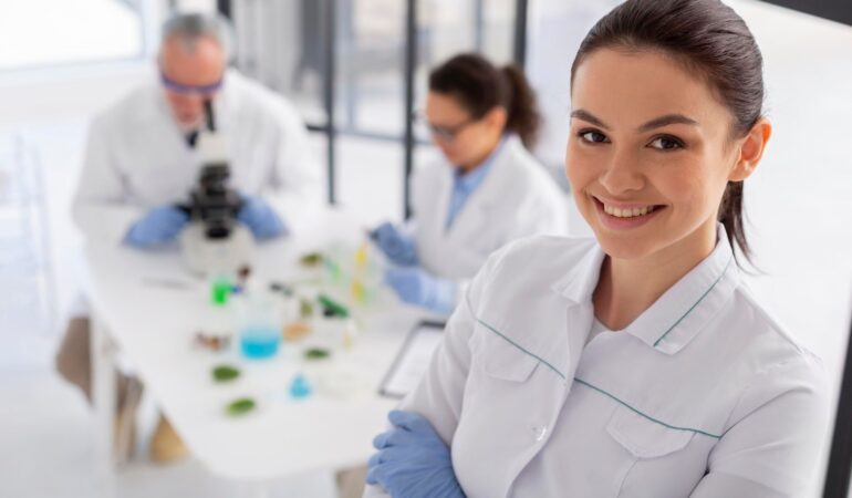 Médicos realizando una practica