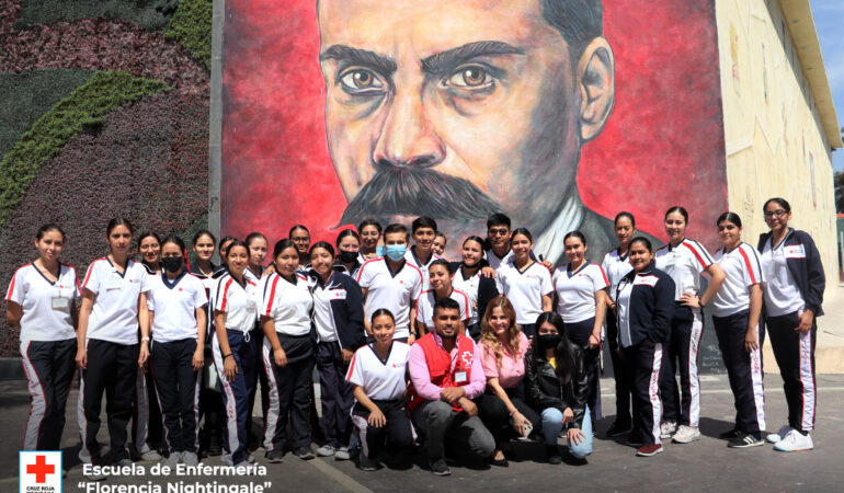 Fotografía de los estudiantes de la Cruz Roja en la instalación de la Comisión de la Juventud
