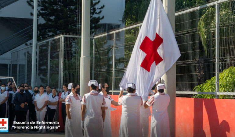 Enfermeras Cargando la Bandera de la Cruz Roja en honor a la Maestra María de los Ángeles Hernández Taboada