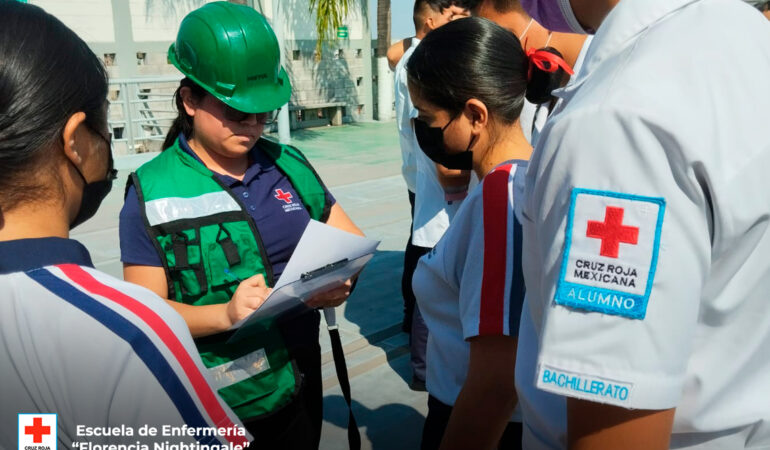 Instructora de Protección Civil dando una clase a estudiantes de la Cruz Roja
