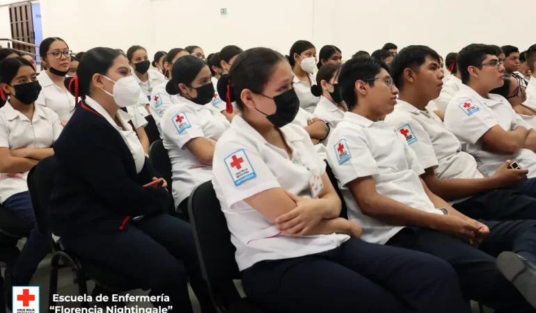 Estudiantes de Enfermería de la Escuela de la Cruz Roja Mexicana en Cuernavaca recibiendo plática informativa en el auditorio
