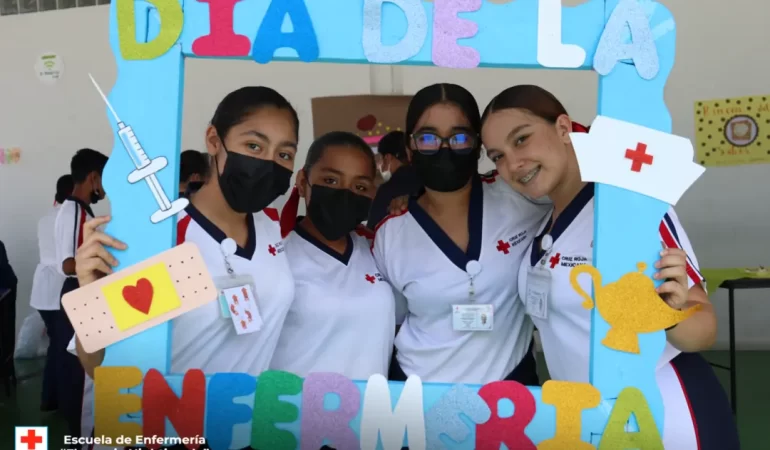 Fotografía de Estudiantes de Enfermería por el día Mundial de los Enfermeros y Enfermeras