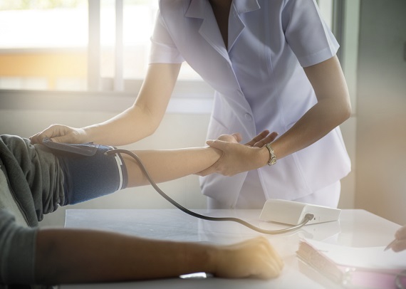 Fotografía de una profesional de la salud contando su experiencia trabajando como enfermera